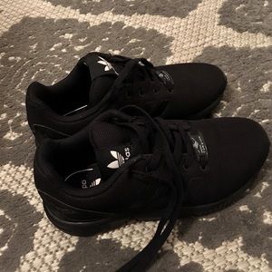 kids all black tennis shoes